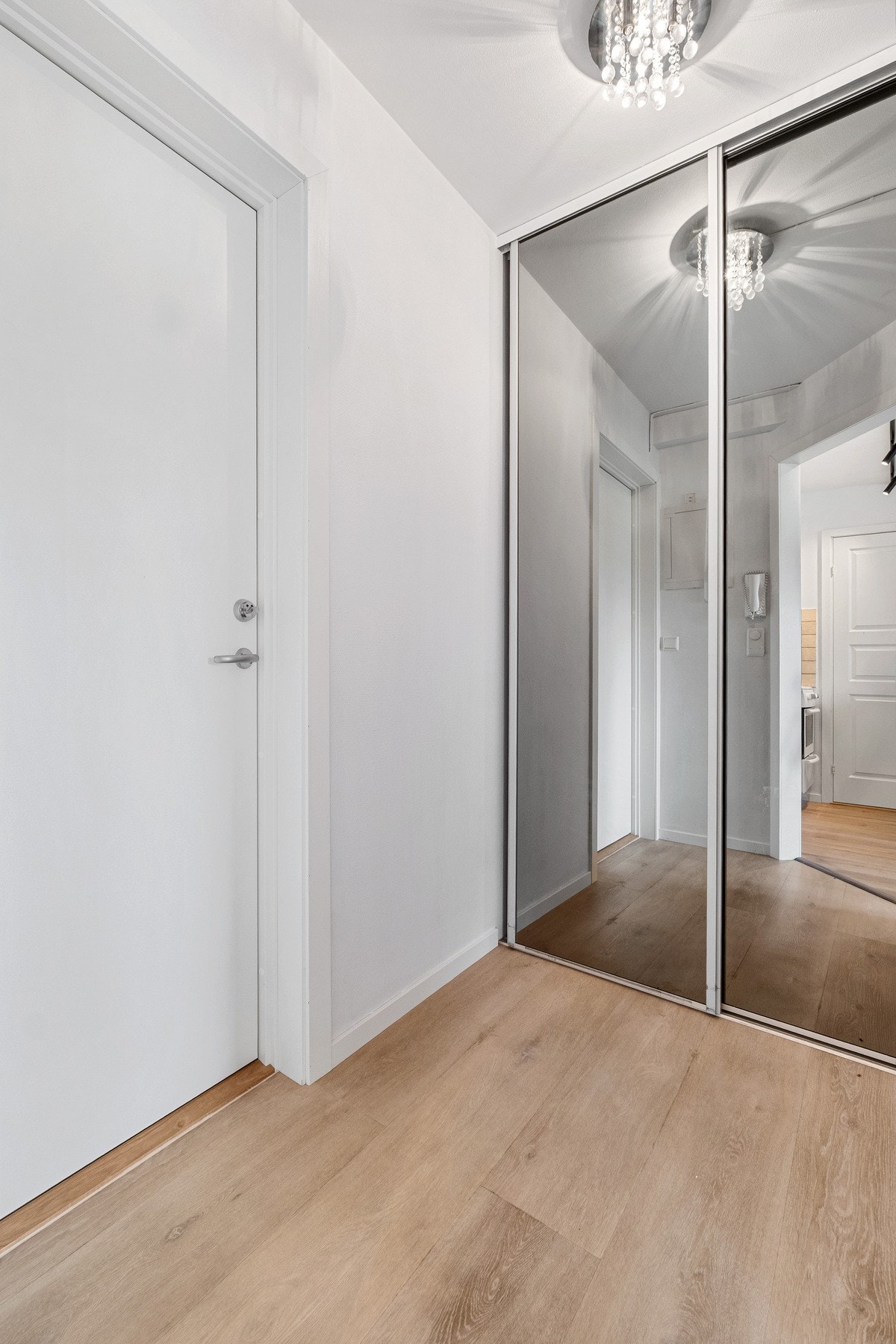 Entré med oppbevaring i skyvedørsgarderobe Galleribilde