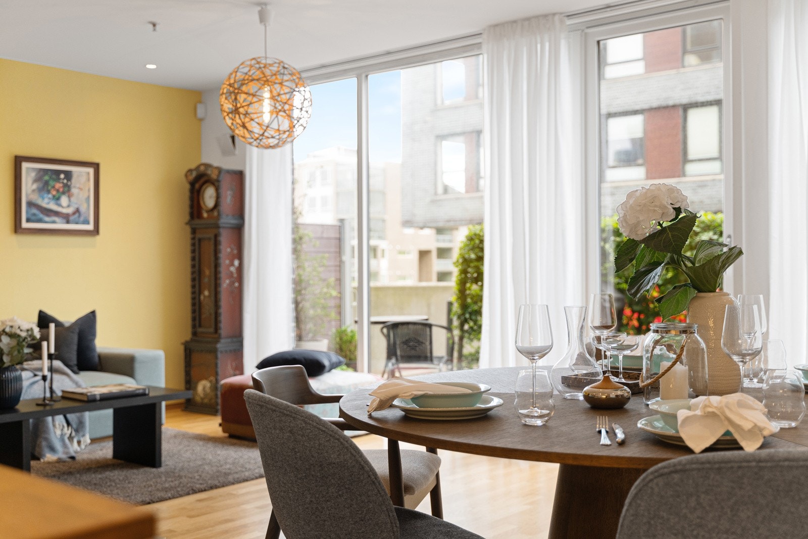 Store vindusflater og god takhøyde (2,55m) sørger for en lys og luftig atmosfære. Galleribilde