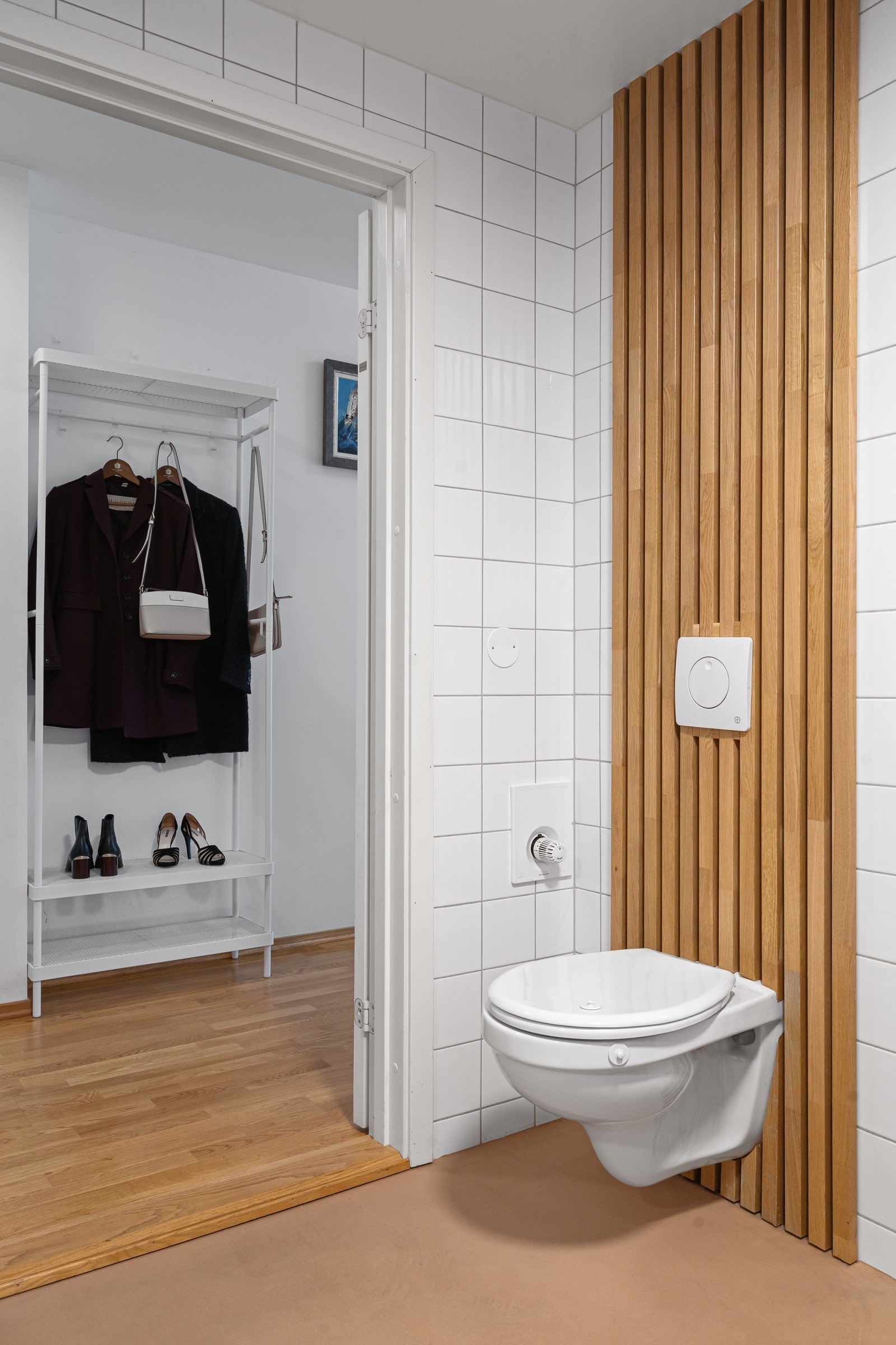 Inneholdt pen baderomsinnredning, spilevegg, dusjnisje med glassvegg og vegghengt toalett. Galleribilde