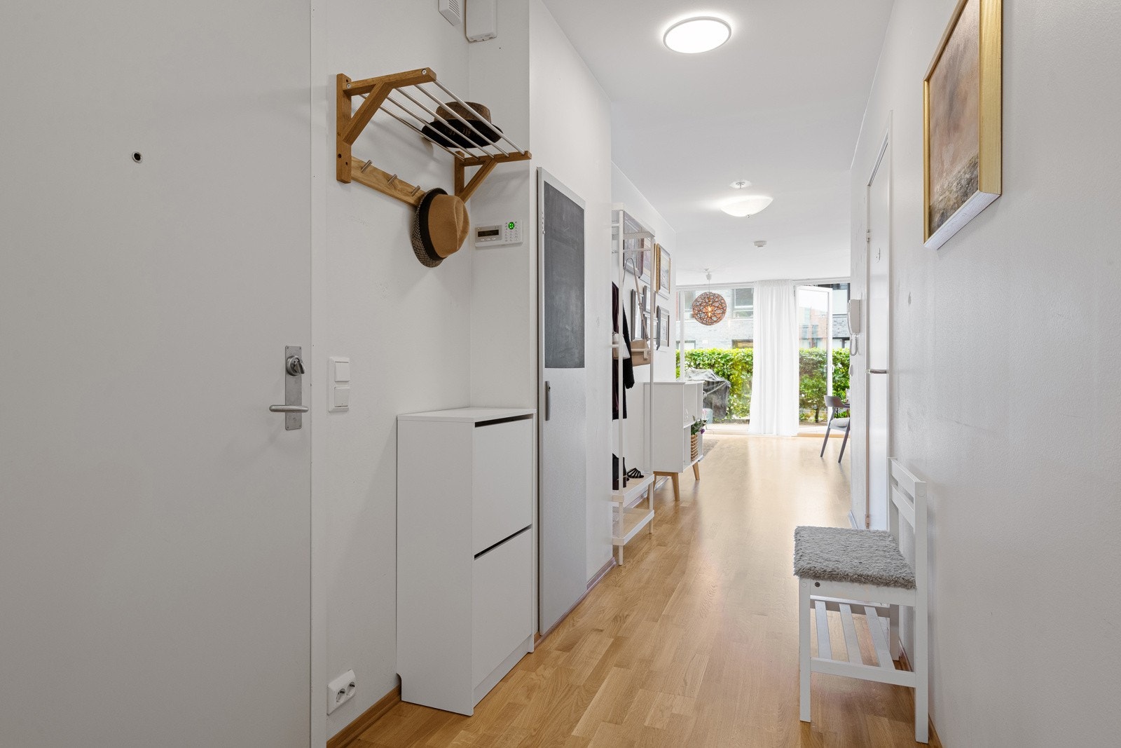 Romslig gang/entré. Galleribilde