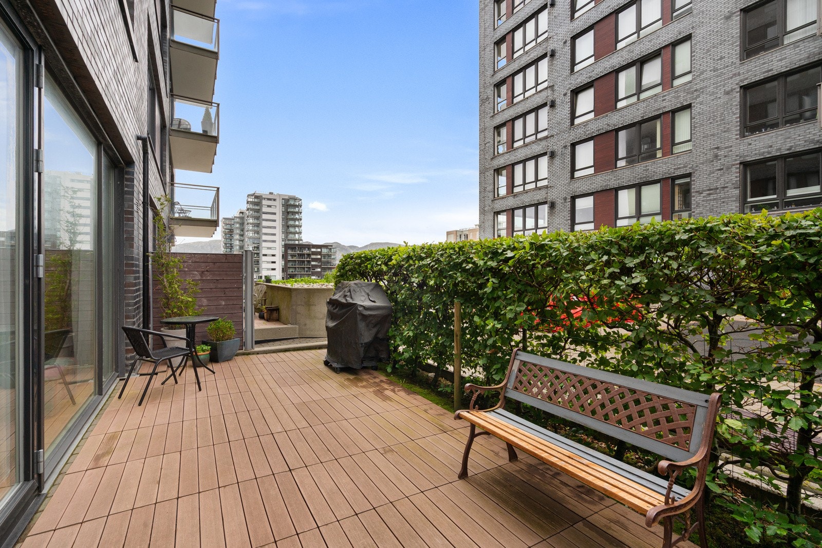 Solrik og skjermet uteplass med tilkomst fra stuen. Galleribilde