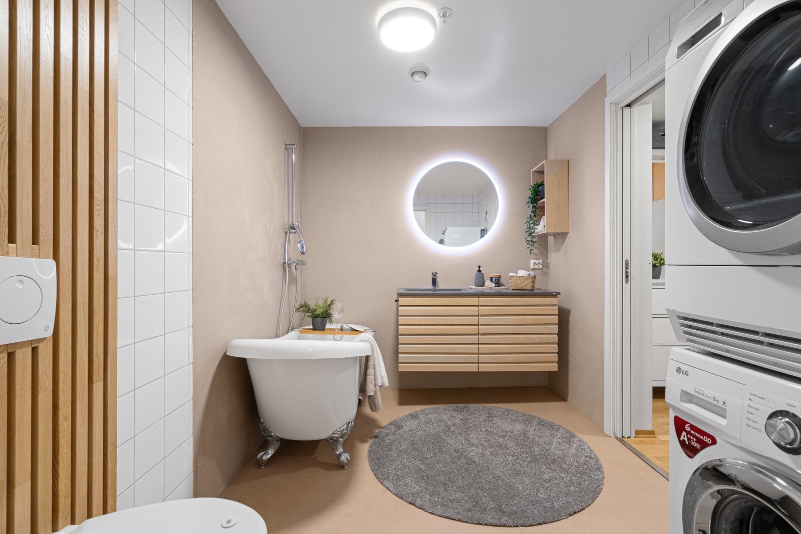 Mikrosement på gulv med gulvvarme. Flislagte vegger, mikrosement i dusjsonen. Galleribilde