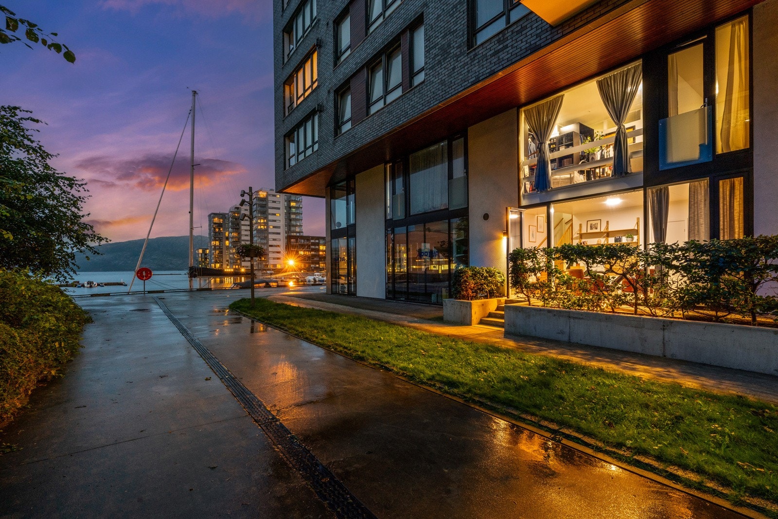 Området er kjent for sin arkitektoniske helhet, sitt urbane uttrykk og nærheten til både fjord, turområder og dagliglivets fasiliteter. Galleribilde