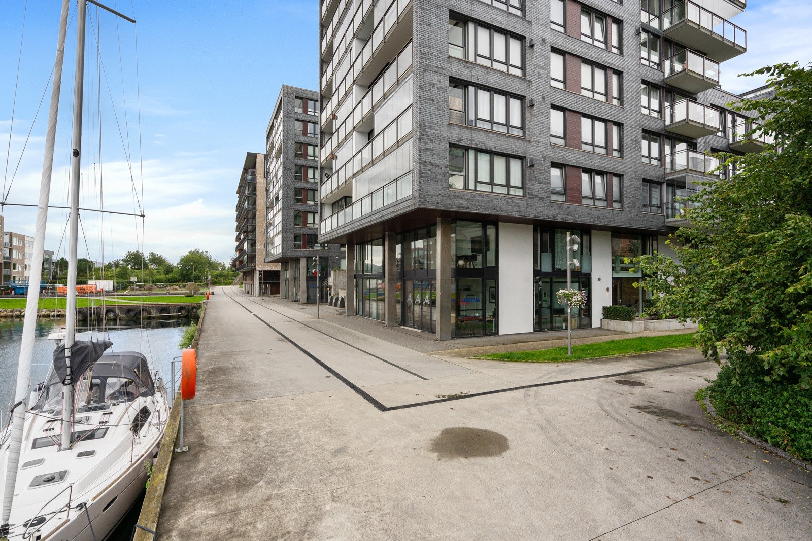 Nærområdet byr på nydelige turområder langs vannkanten og grønne parker som inviterer til både morgenkaffe og kveldsturer. Galleribilde