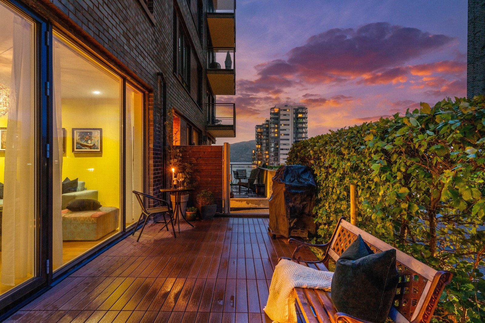 Leiligheten har en spennende beliggenhet i Jåttåvågen og her bor du i sjøkanten med bryggene og båthavnen like utenfor hoveddøren. Galleribilde