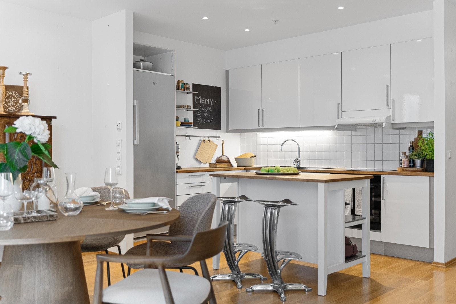 Stue og kjøkken i åpen løsning. Galleribilde