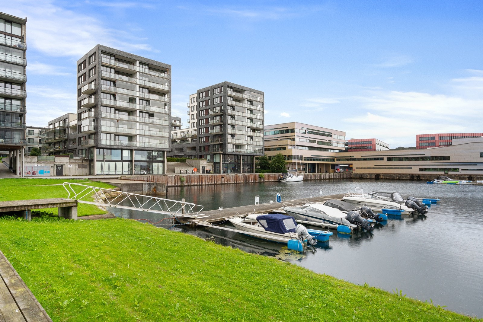 Leiligheten ligger i en rolig del av nabolaget, men med kort vei til alt du trenger. Fra boligen er det gangavstand til Stadionparken kjøpesenter, hvor du finner dagligvare, apotek, vinmonopol, bakeri og treningssenter. Galleribilde