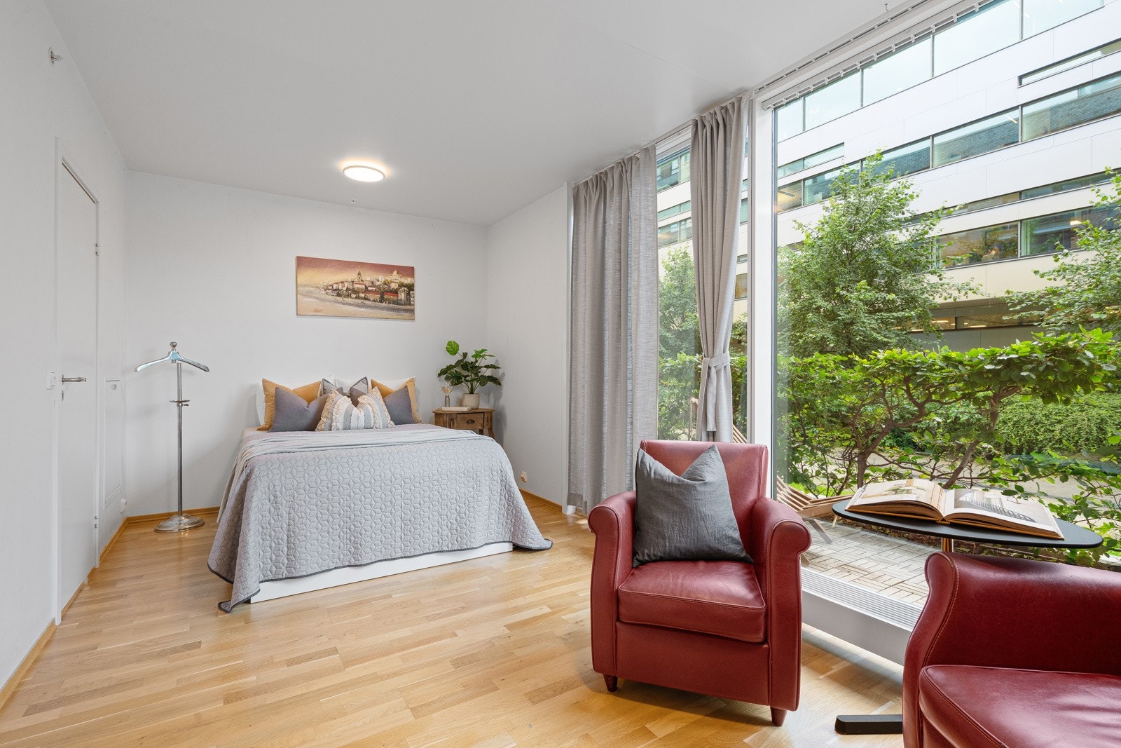 Stue/soverom i åpen løsning. Kan enkelt adskilles ved en lettvegg. Galleribilde