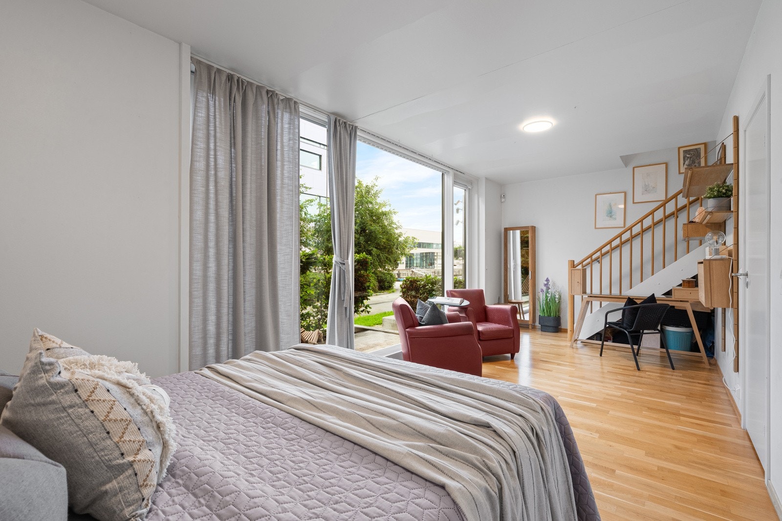 Leilighetens 1. etasje inneholder stue/soverom, bad og bod. Galleribilde