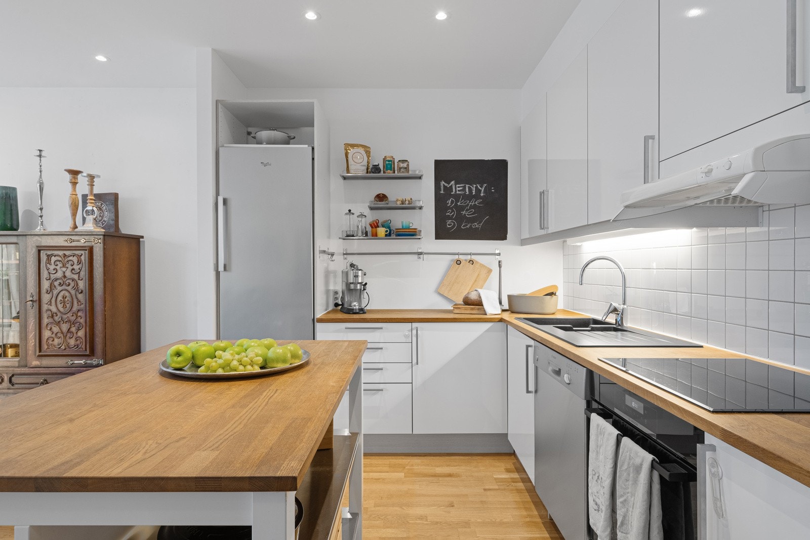 Kjøkkenet kan skilte med god skap- og benkeplass. Galleribilde