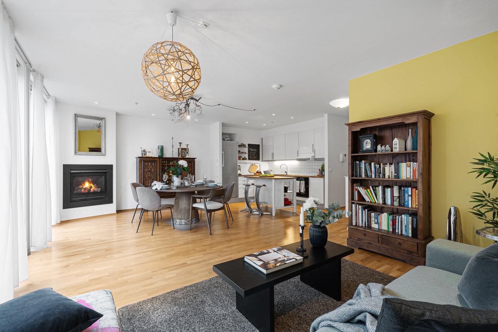 Stuen kan enkelt innredes i ulike soner. Galleribilde