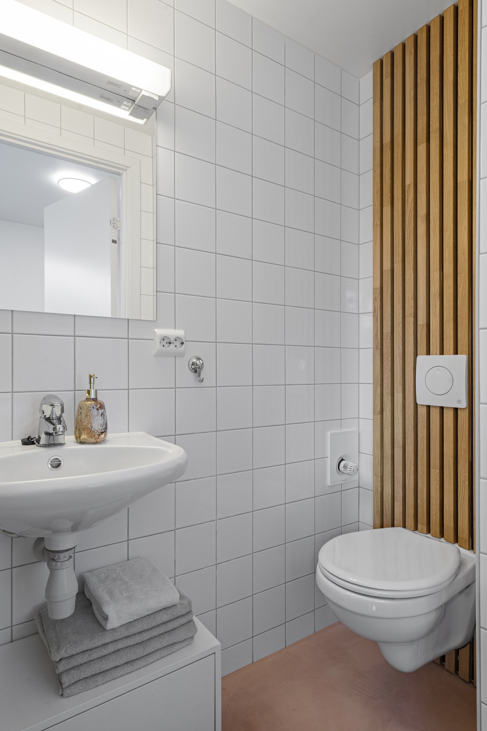 Mikrosement på gulv med gulvvarme og flislagte vegger. Mikrosement i våtsoner på vegg. Galleribilde