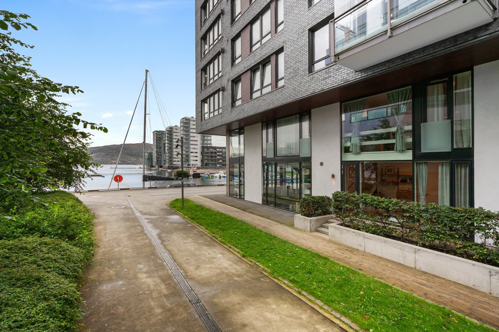 I tillegg ligger både kollektivknutepunkt og Jåttåvågen togstasjon kun få minutters gange unna - noe som gjør pendling til både Stavanger sentrum og Forus til en smidig affære. Galleribilde