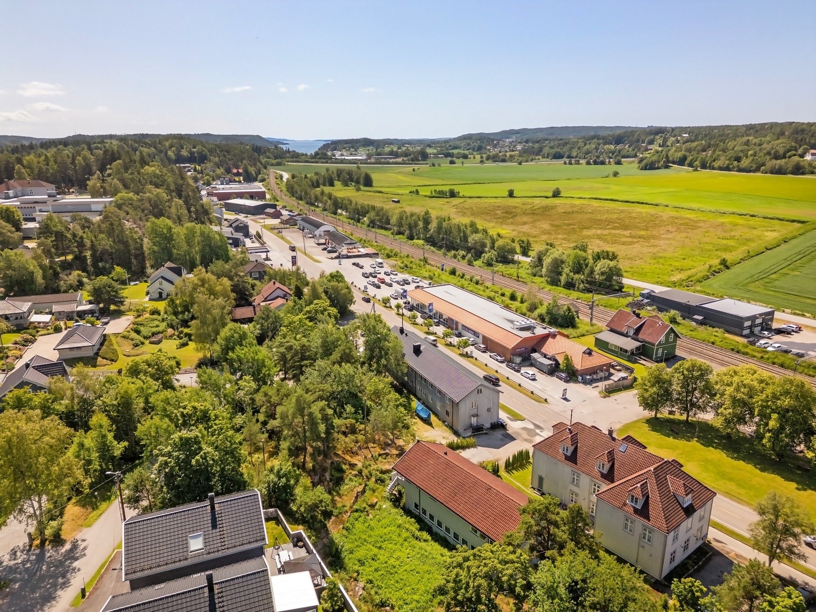 Leiligheten ligger meget sentralt i Stasjonsveien med kort vei til E6. Galleribilde