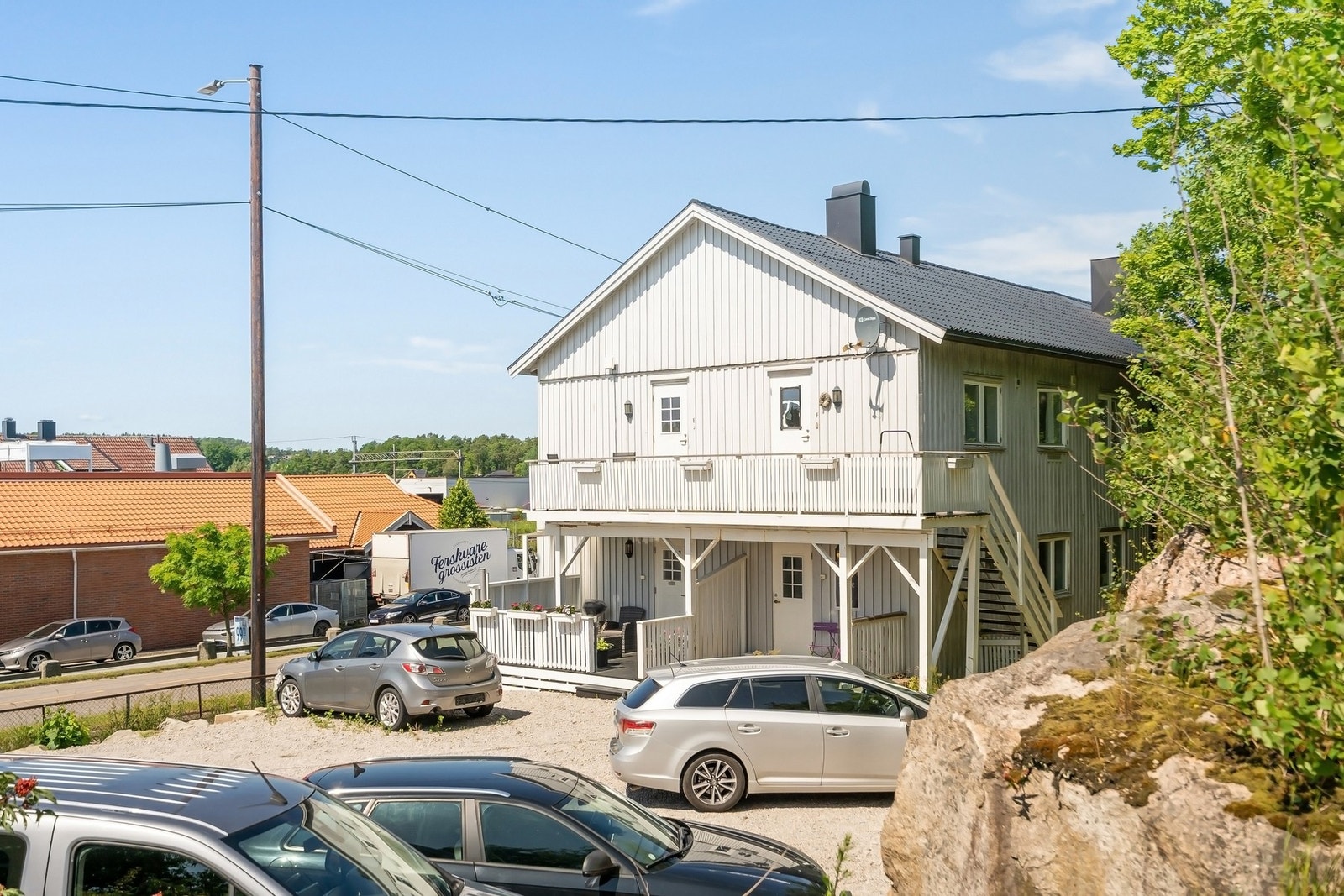 Felles gruset gårdsplass med biloppstillingsplasser. Galleribilde