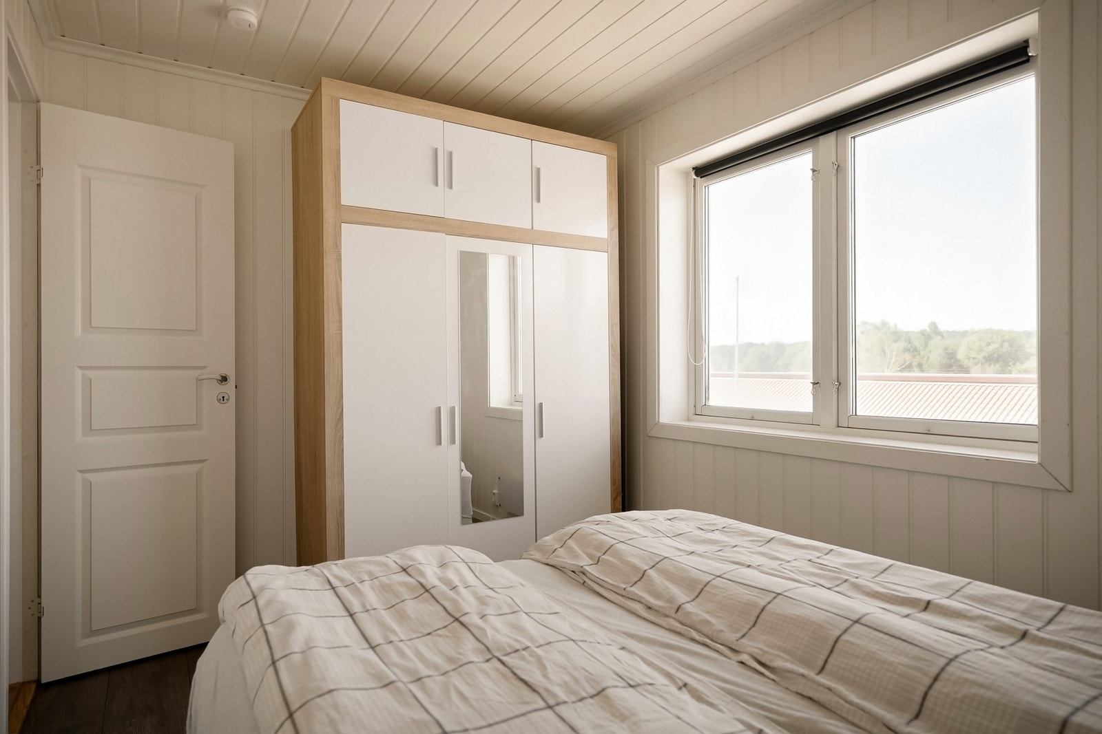 Plass til både dobbelseng og garderobeskap. Galleribilde