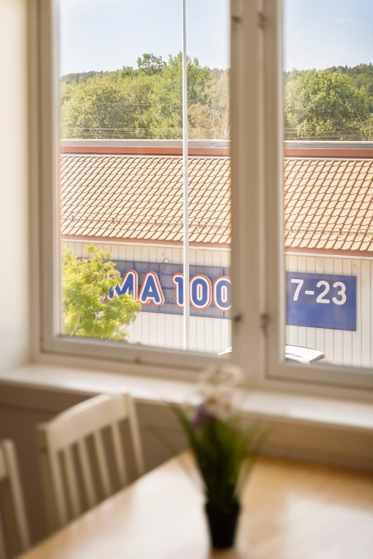 Praktisk med dagligvarebutikk beliggende rett over gaten. Galleribilde