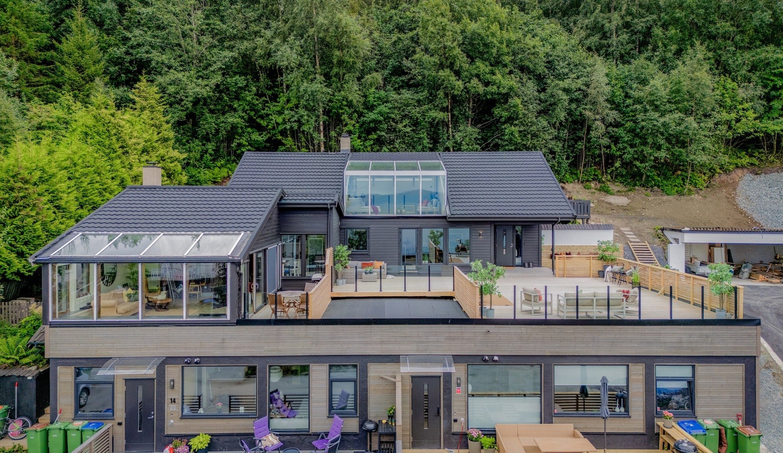 EiendomsMegler 1 v/Frank Robert Bae har gleden av å presentere en meget flott familiebolig beliggende på Vikhammer! Galleribilde