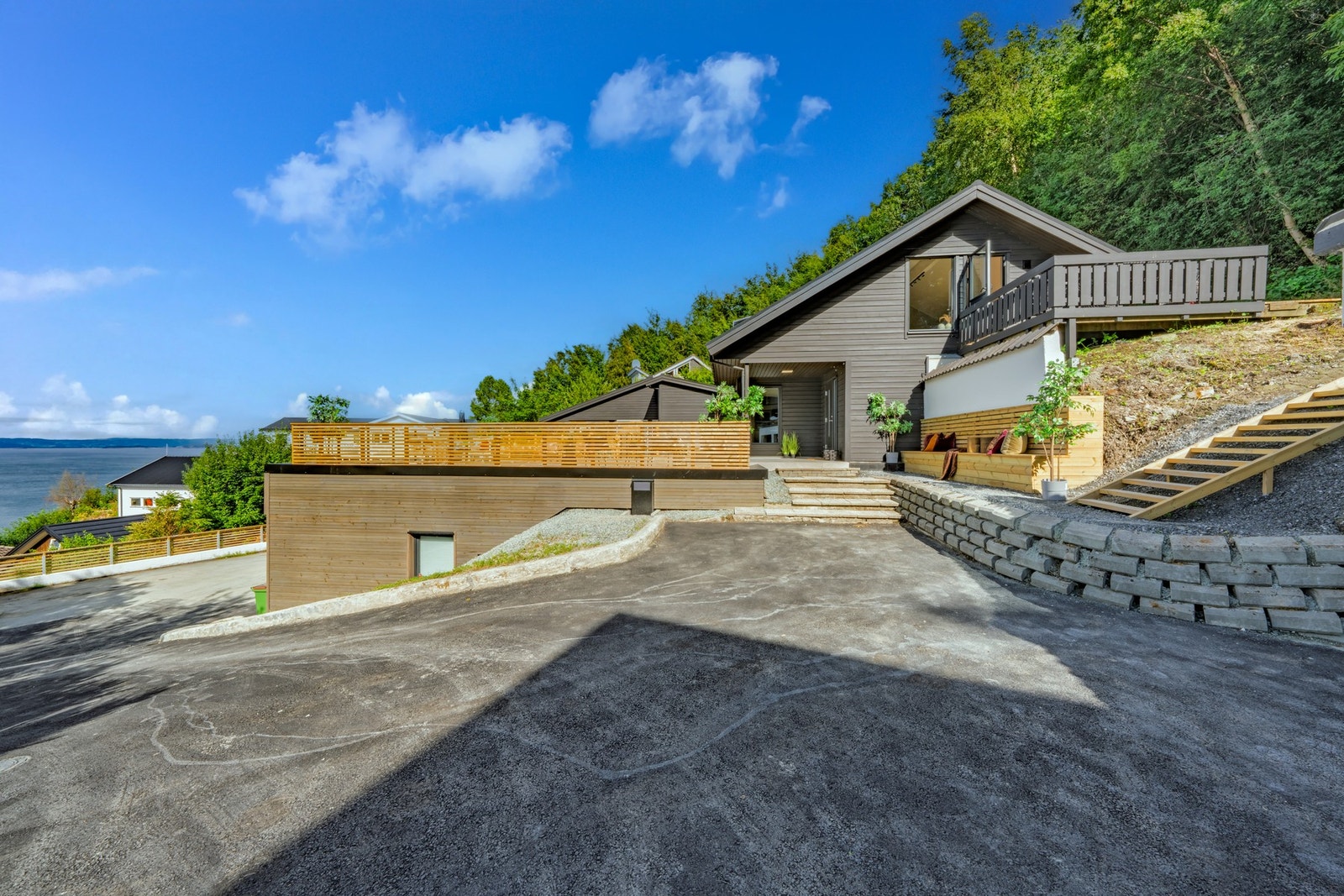 Fasade og inngangsparti. Galleribilde