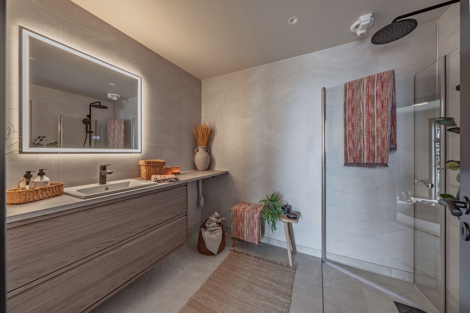 Badet er, som med så mye annet i boligen, nylig oppusset og har fått tilstandsgrad 0 (TG0) av takstmannen. Galleribilde