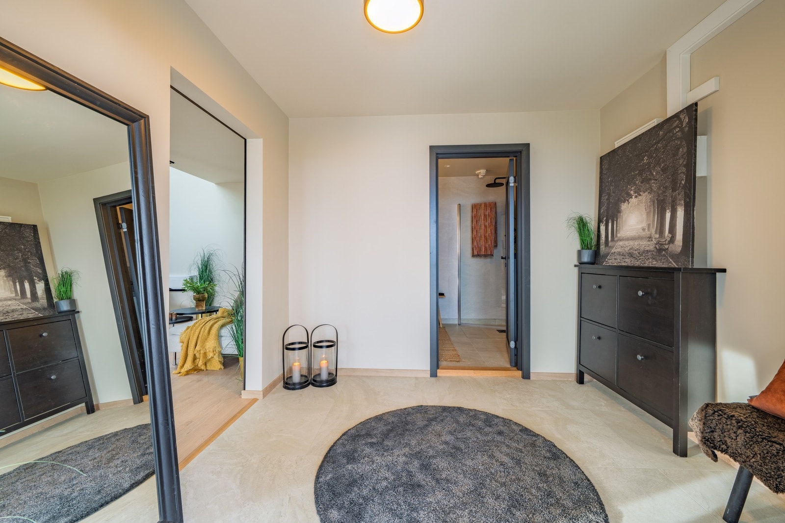 Store 60x60-fliser og god plass til yttertøy/garderobeløsninger. Galleribilde