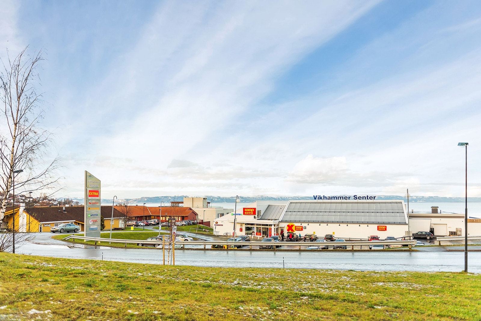 Nærområdet byr på flere dagligvarebutikker, servicefaseliteter, skoler/barnehager og rekreasjonsområder. Galleribilde