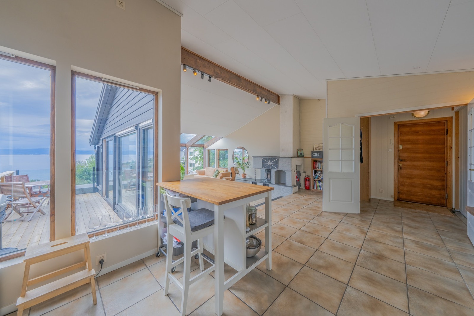 Leiligheten har en romslig planløsning med flislagt gulv på utvalgte rom og store vindusflater som gir godt lysinnslipp. Galleribilde