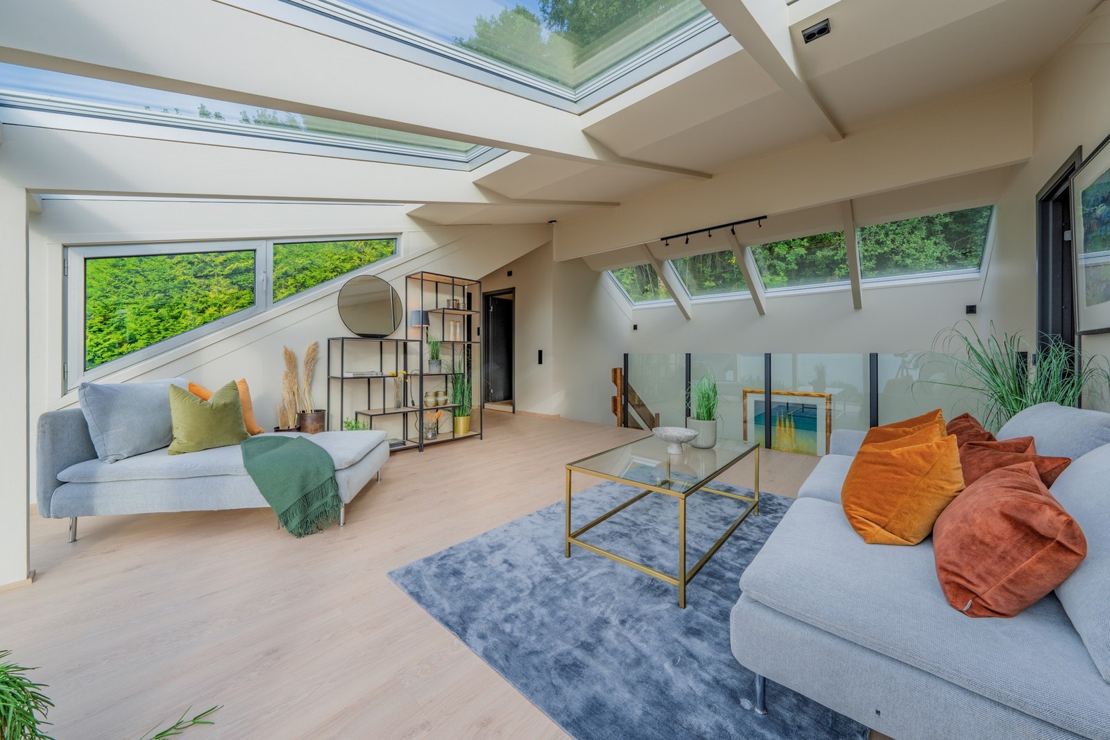 Store vindusflater er en gjenganger i loftstuen. Galleribilde