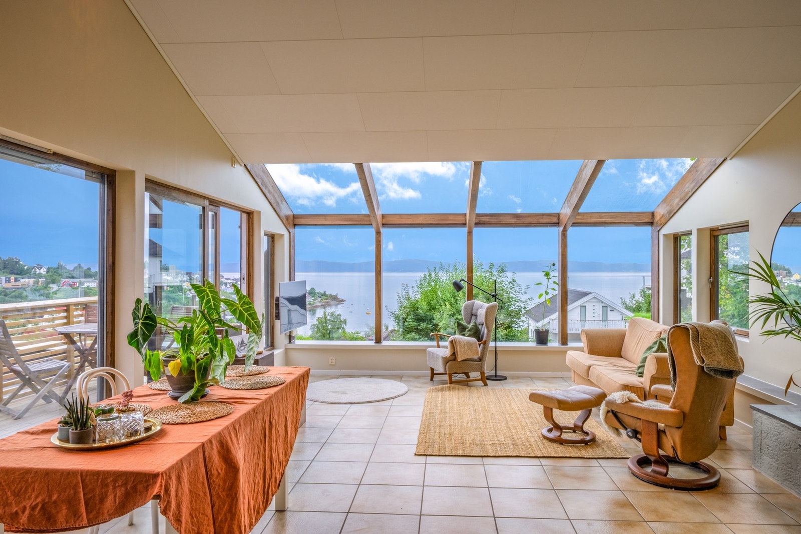 Også her har du fantastisk utsikt ut mot fjorden. Galleribilde