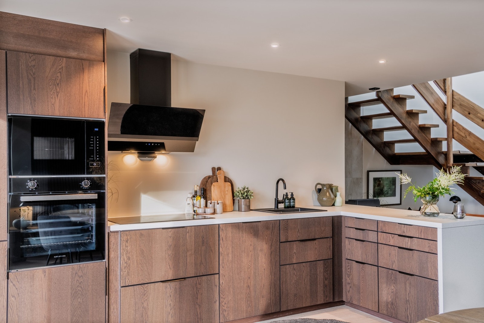 Boligen har vært gjenstand for vesentlige oppgraderinger i 2025, og fremstår svært tiltalende med en gjennomgående moderne standard. Galleribilde