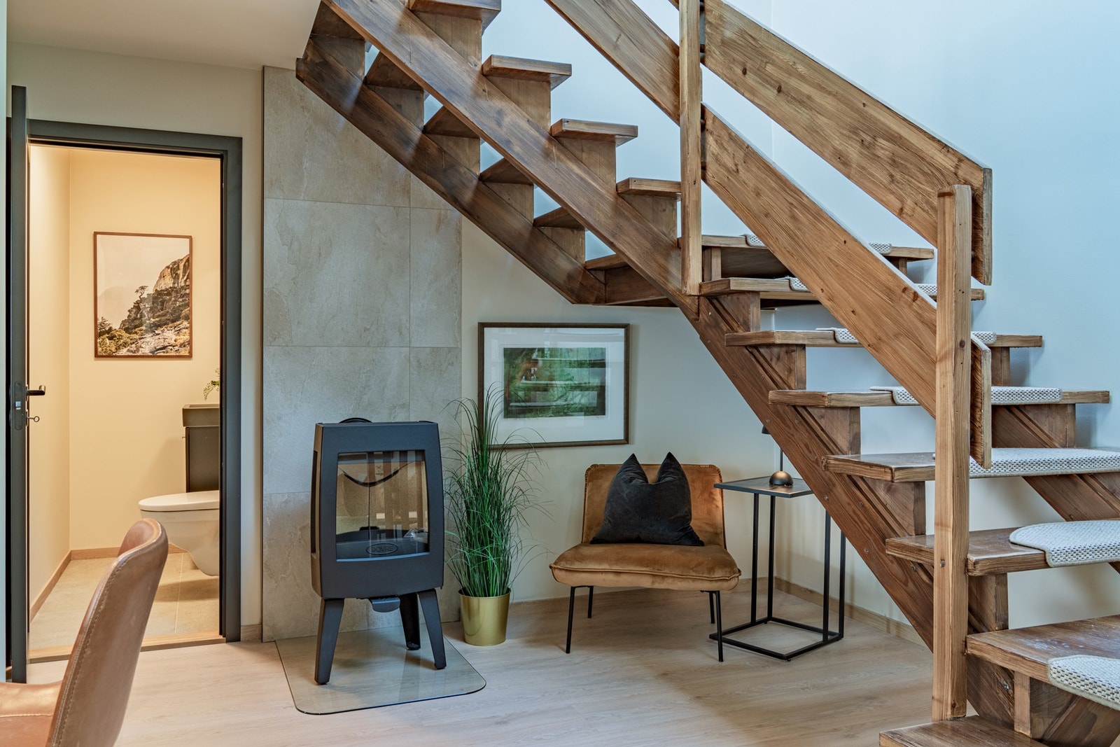 I stuen ble det nylig satt inn ny vedovn, perfekt på vinterhalvåret. Galleribilde