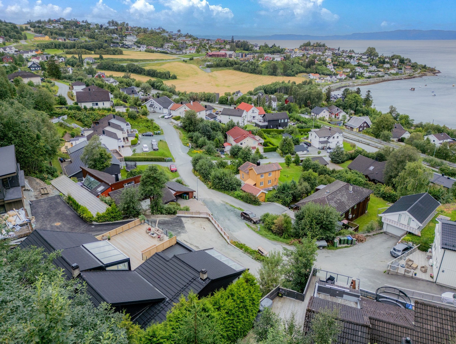Boligen er en del av et lite sameiet med to andre seksjoner på ca. 100 kvm hver som ligger i underetasjen (under terrassen). Disse har også blitt renovert og solgt det siste året. Galleribilde