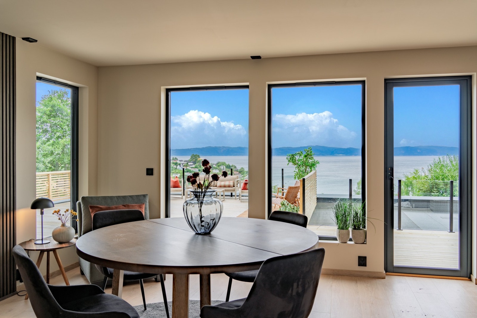 Fra kjøkkenet/spisestuen har du direkte utgang til boligens enorme takterrasse. Galleribilde