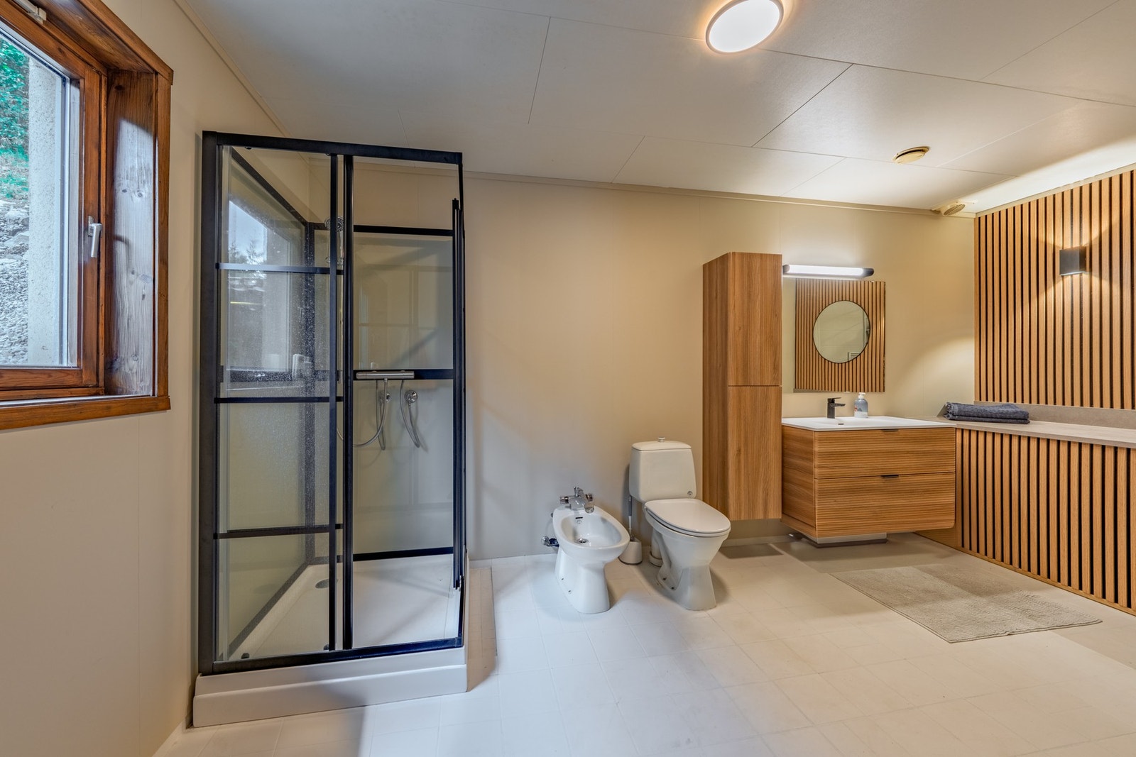 Flislagt bad og vaskerom på hele 10,5 kvm. Galleribilde