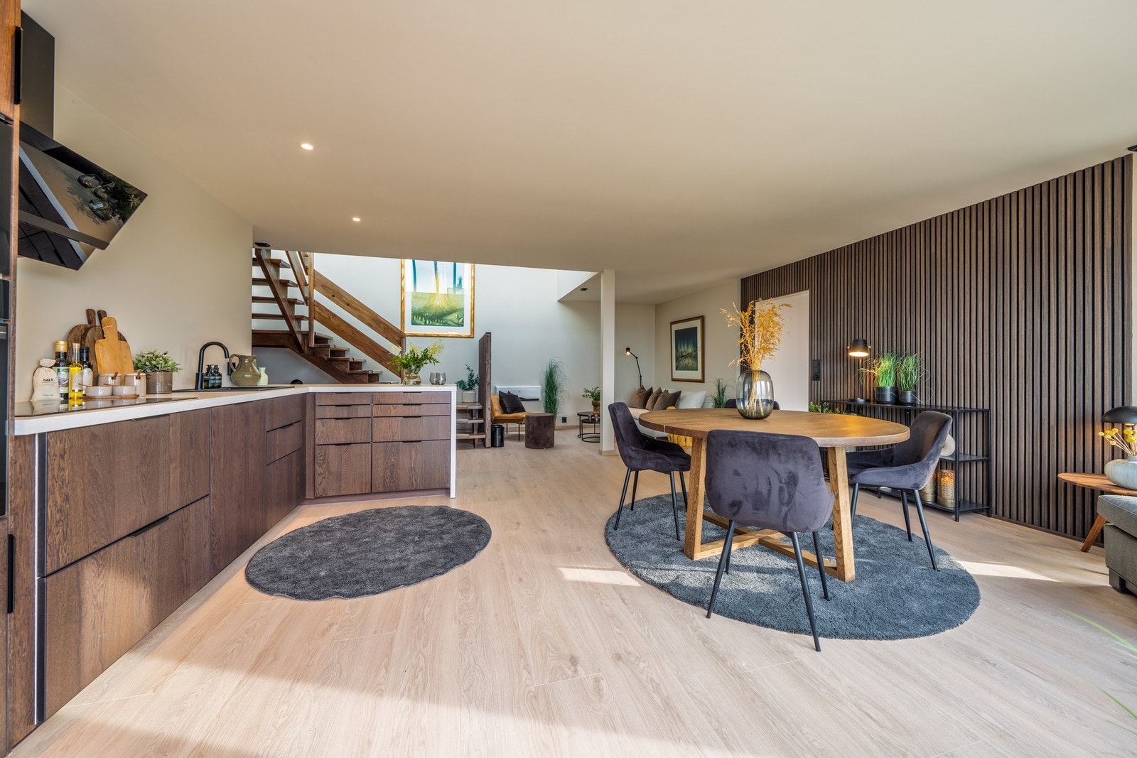 Moderne kjøkken med smarte løsninger og mye skapplass. Alle hvitevarer følger handelen. Galleribilde