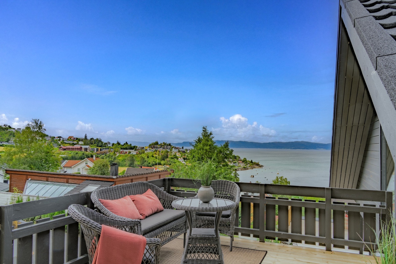Balkongen ligger vestvendt med rikelig plass til ønsket utemøblement. Galleribilde