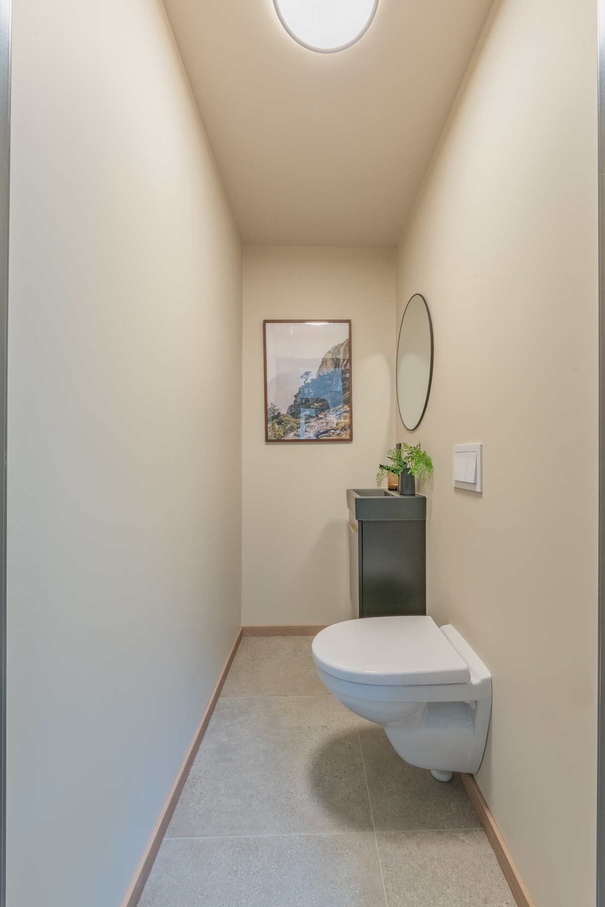 Separat toalettrom i tilknytning til stuen. Galleribilde