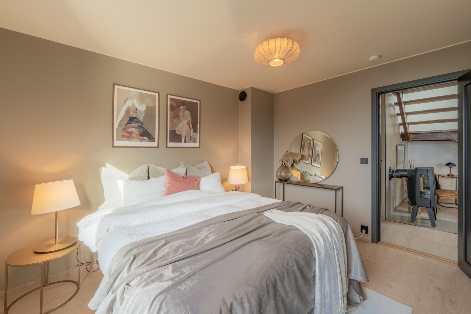 Soverommet har god plass til dobbeltseng og fremstår svært innbydende. Galleribilde