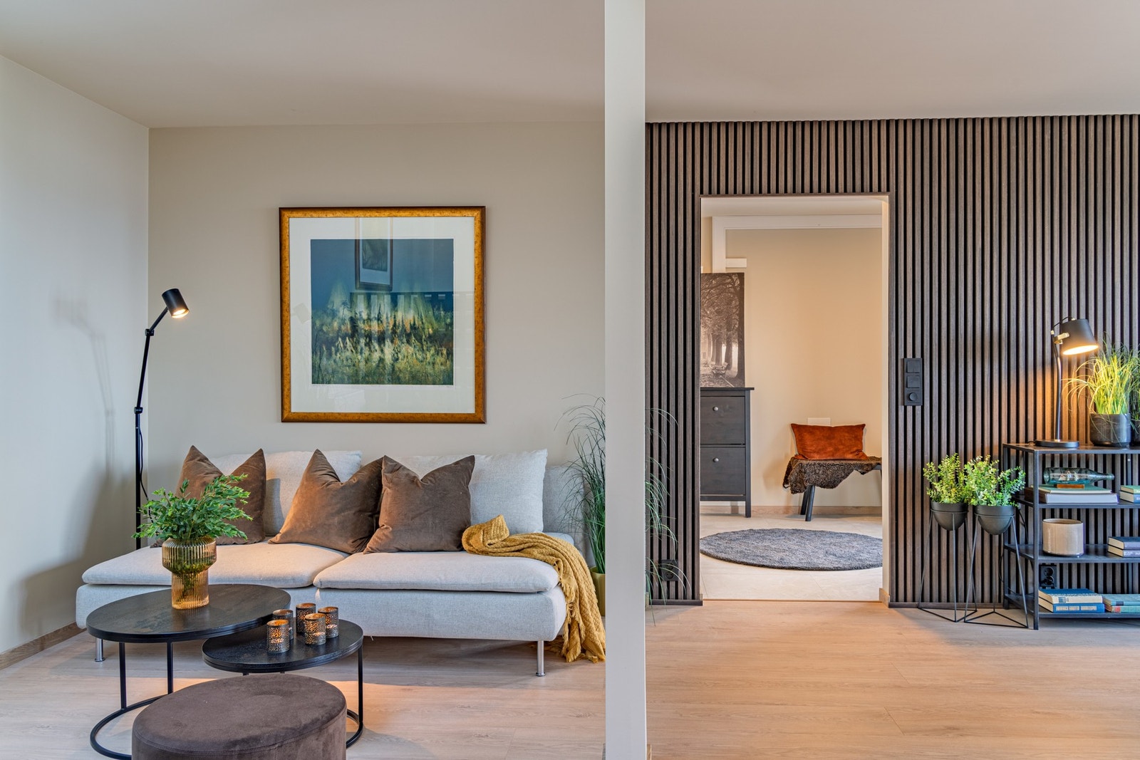 Spilevegger og listefrie himling/vinduskarmer er gjentagende i boligen. Galleribilde