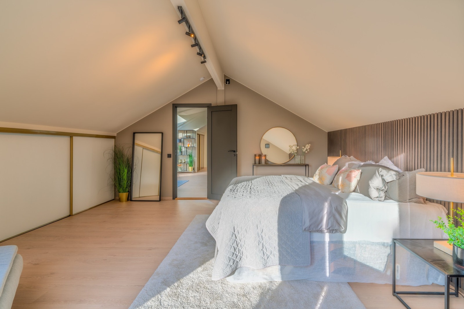 God plass til stor dobbeltseng og garderobeløsning. Galleribilde