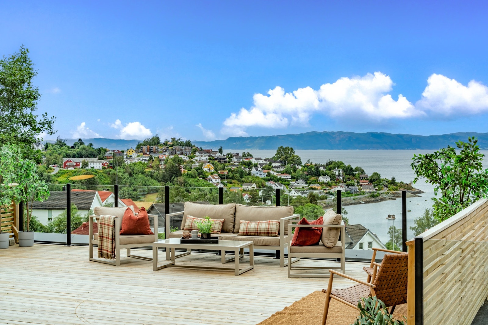 Her får du en helt fenomenal panorama over fjorden og Fosenalpene. Totalt har du ca. 120 kvm med terrasse på boligen. Galleribilde
