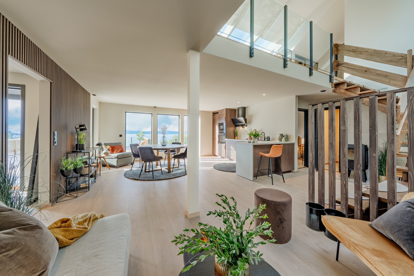 Boligen er svært arealeffektiv, og stuen er naturlig inndelt i flere soner. Alle overflater er malt i tidsriktige fargetoner. Galleribilde