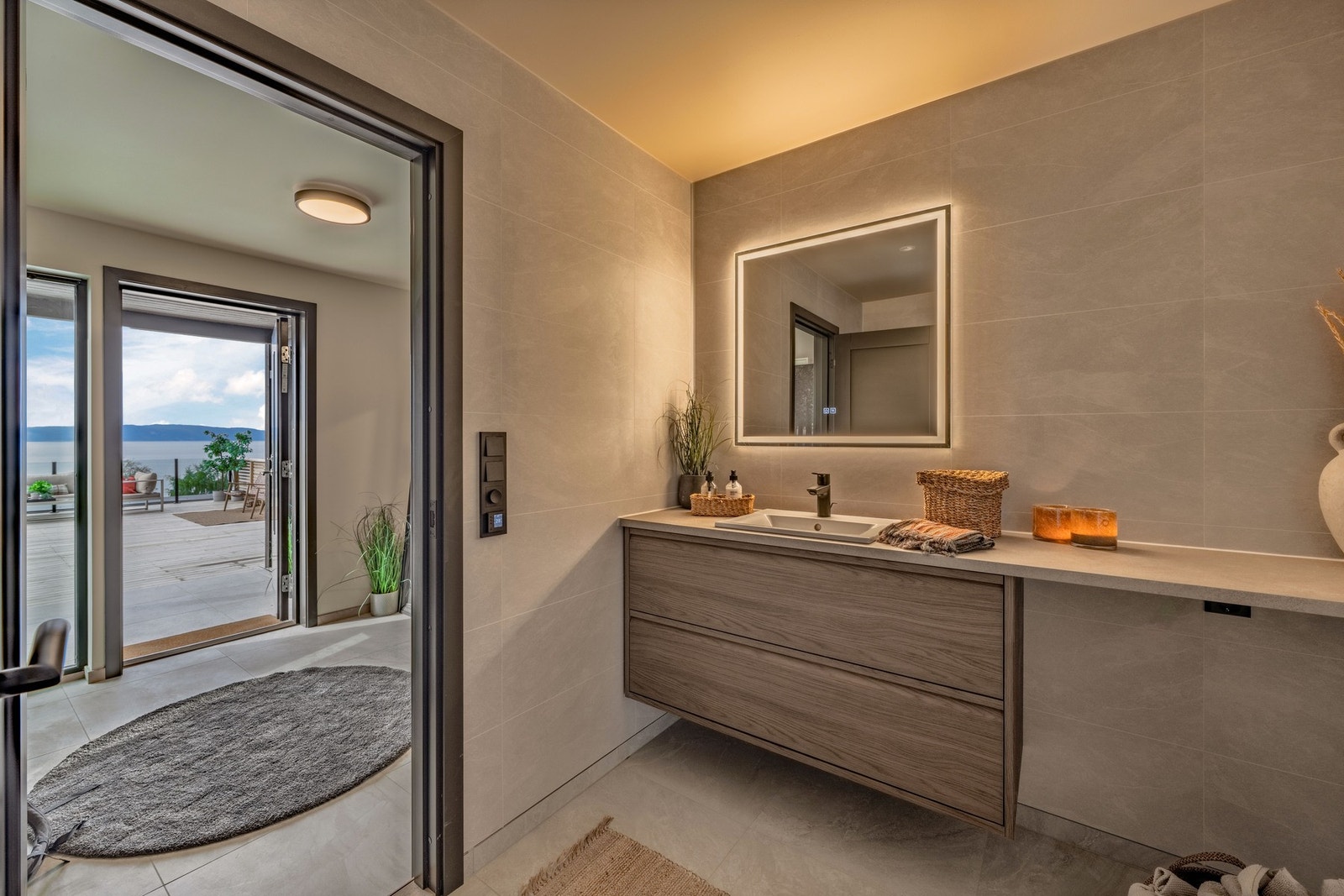 Badet er på 5,5 kvm med varme i gulv og opplegg for vaskemaskin. Galleribilde