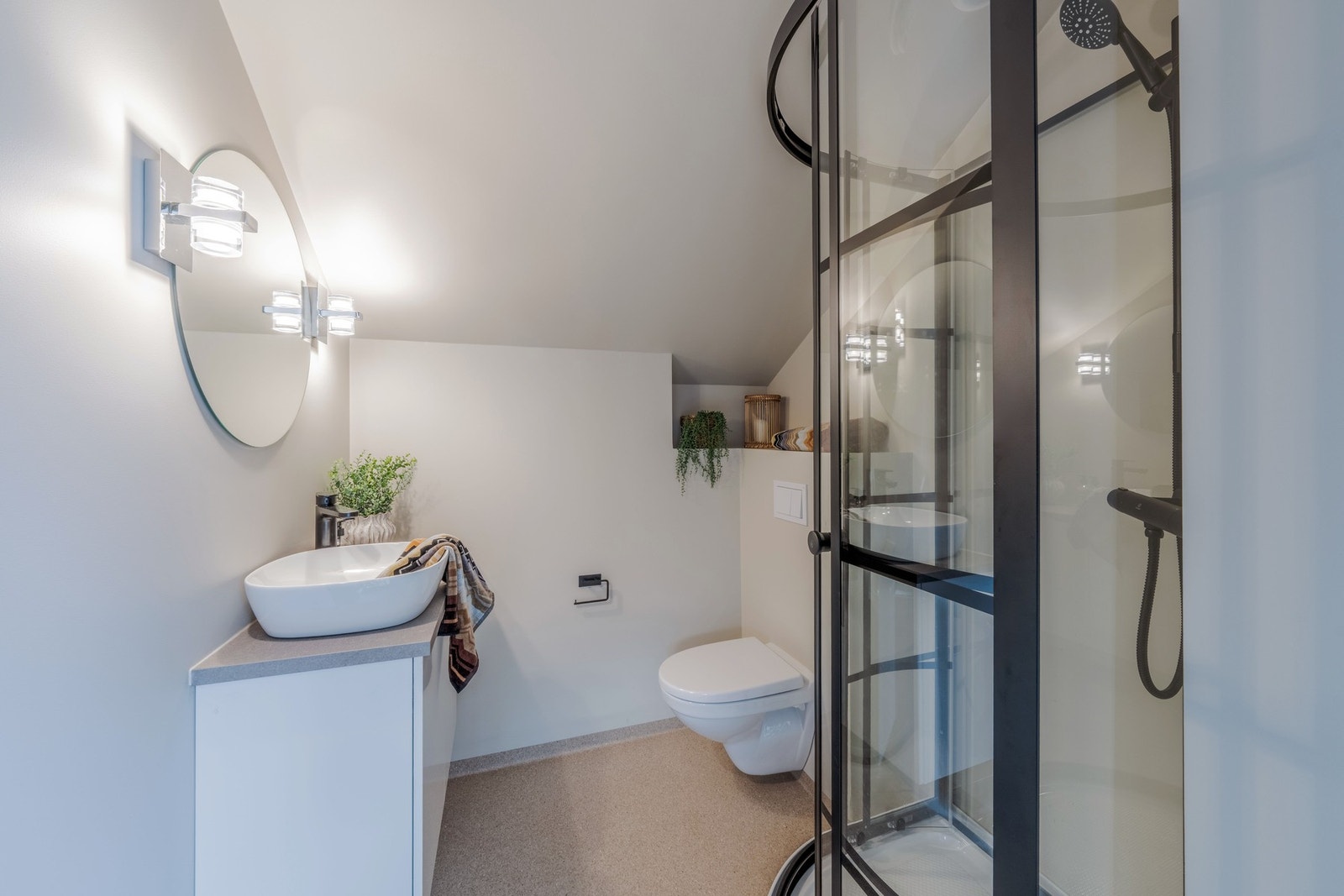 I gangen ovenfor soverom 3 ligger det et praktisk bad på 3,5 kvm. Galleribilde