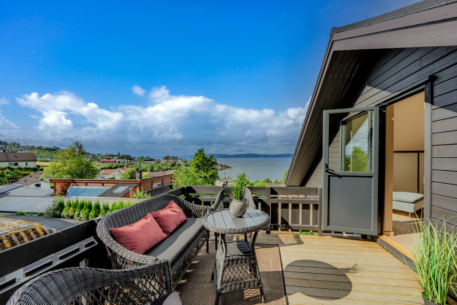 Her kan du nyte morgenkaffen i rolige omgivelser. Galleribilde