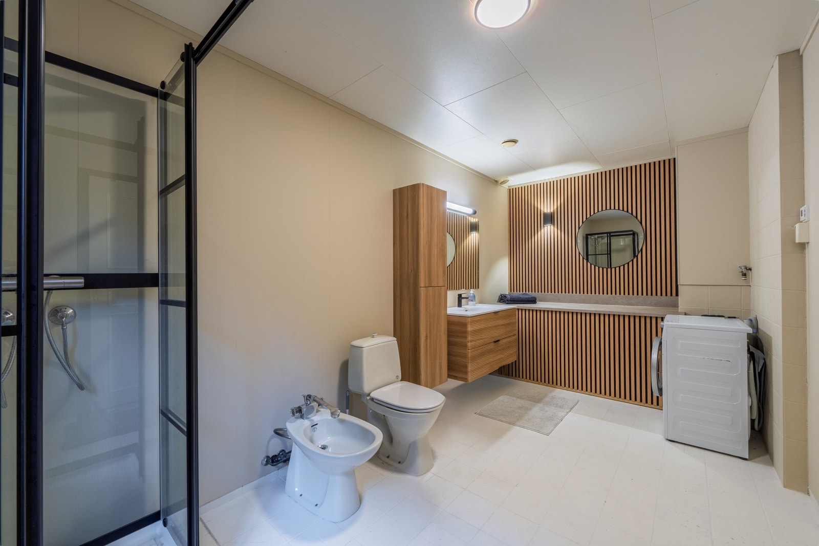 Badet har vært gjenstand for flere oppgraderinger i 2025, og har opplegg for vaskemaskin og rikelig med lagringsplass. Galleribilde