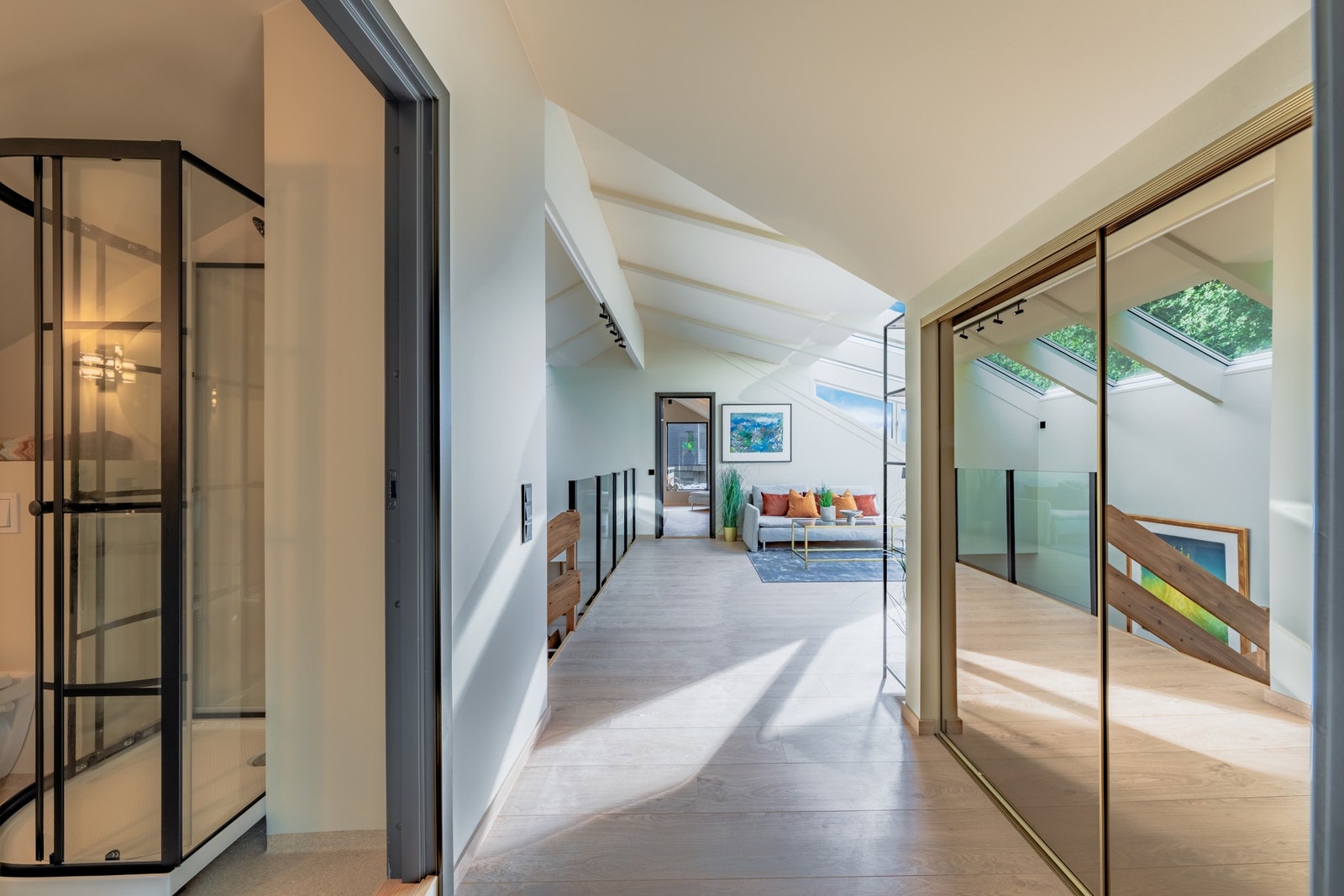 Stort dobbelt skyvedørsgarderobe med speil for ekstra lagringsplass. Galleribilde