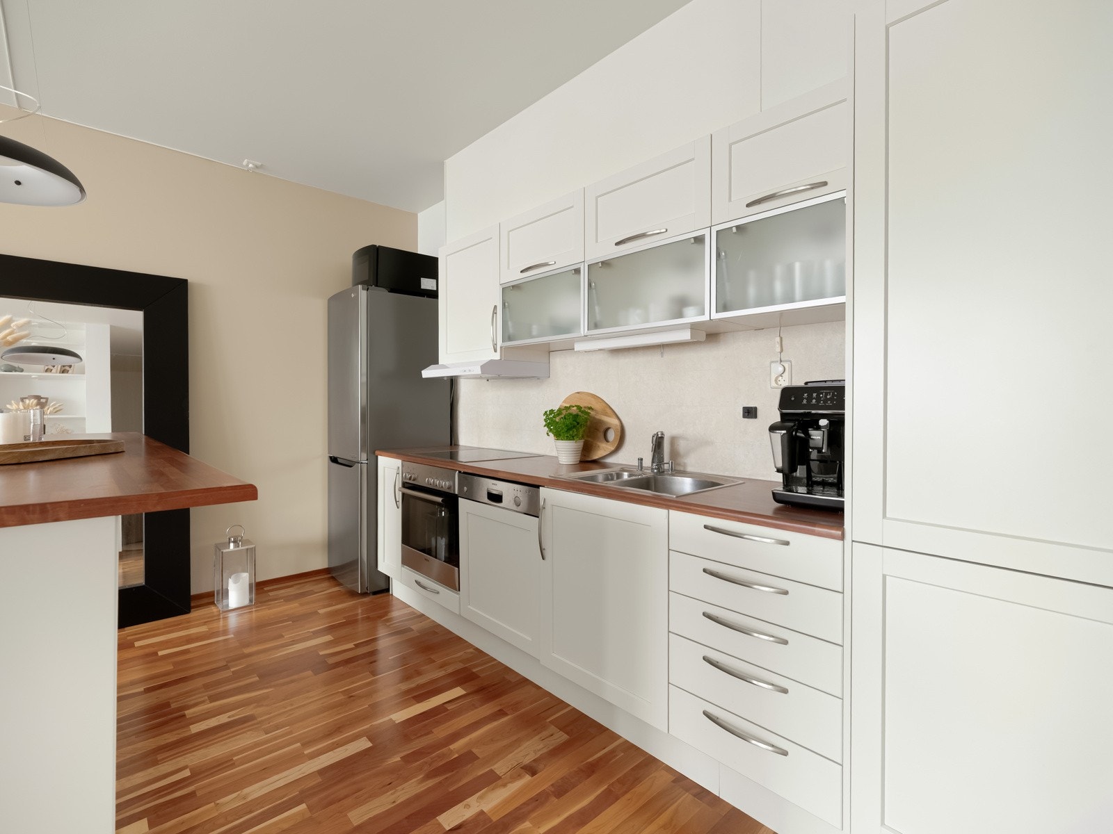 Moderne kjøkkeninnredning med profilerte fronter og laminat benkeplate. Galleribilde