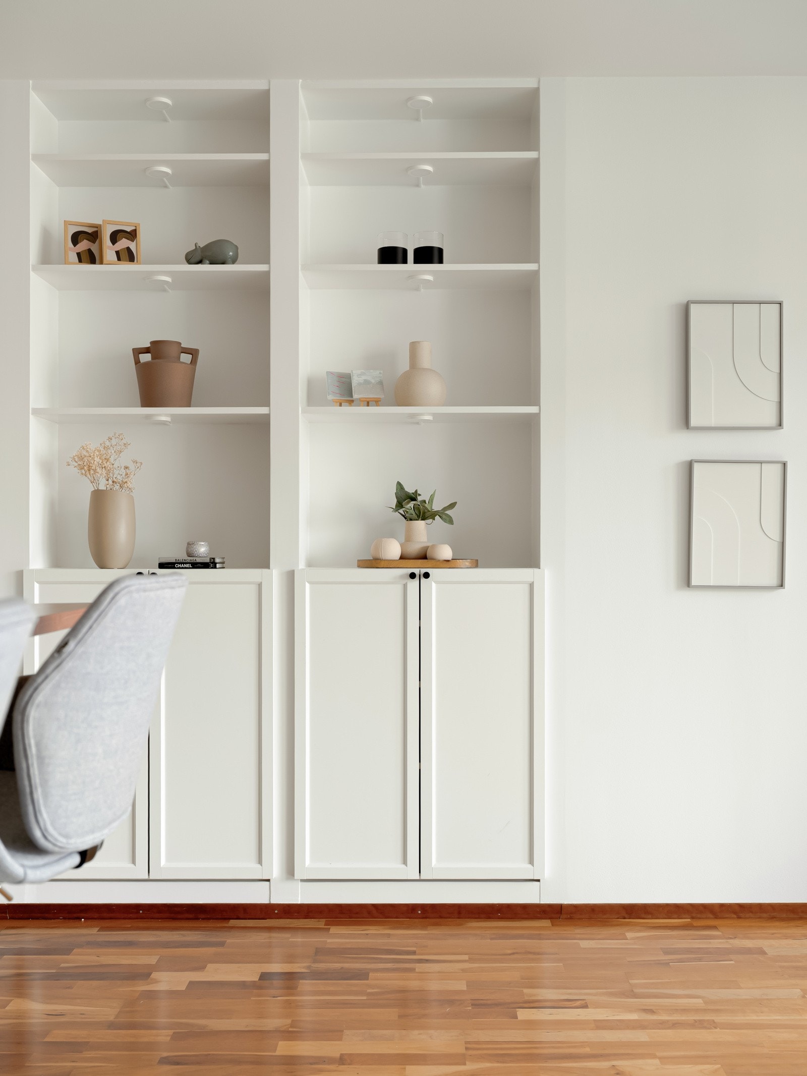 Delikat innebygget hyllesystem med gode oppbevaringsmuligheter. Galleribilde