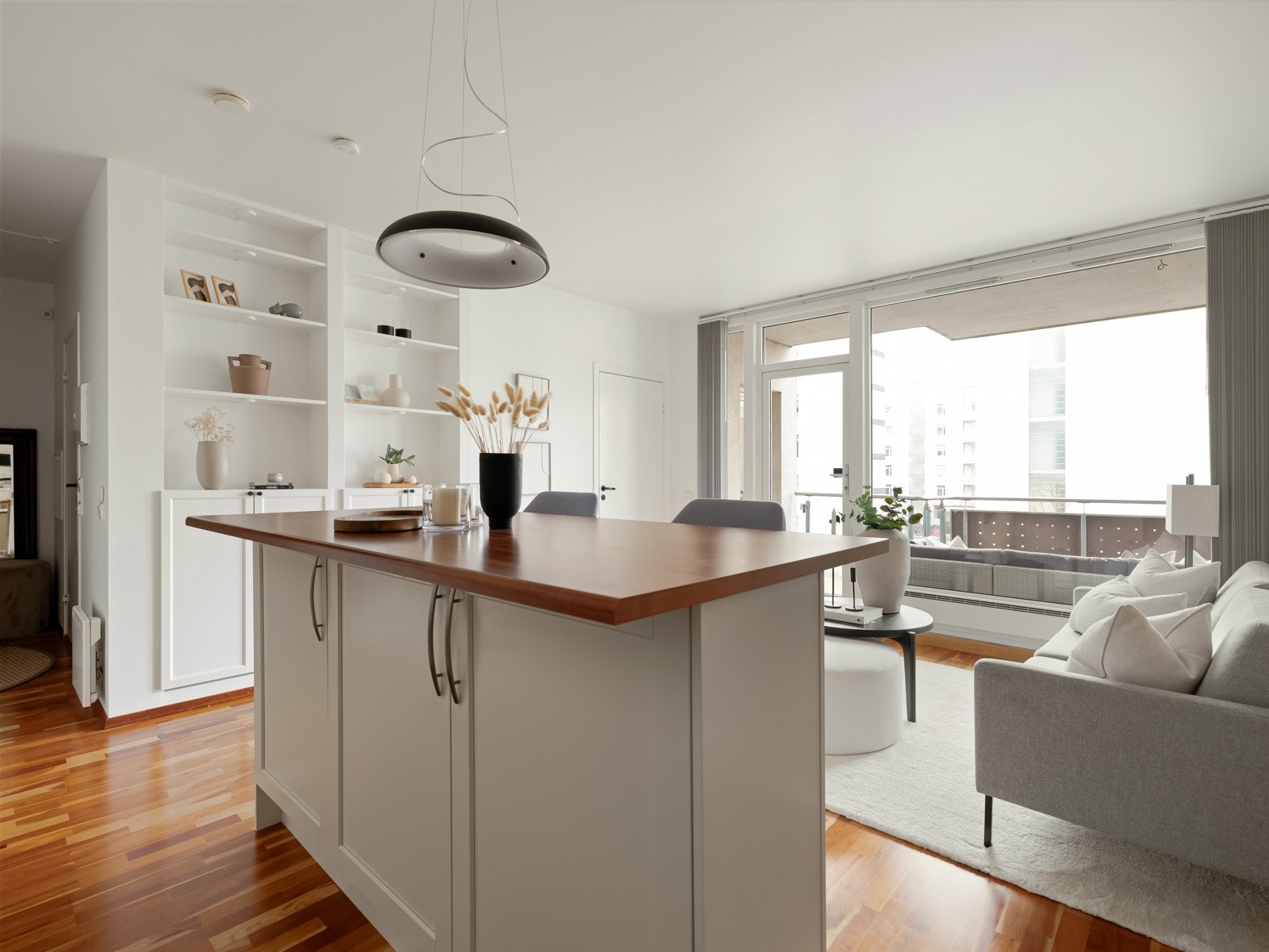 Praktisk kjøkkenøy som skaper et naturlig skille mellom kjøkken- og stuedel. Galleribilde